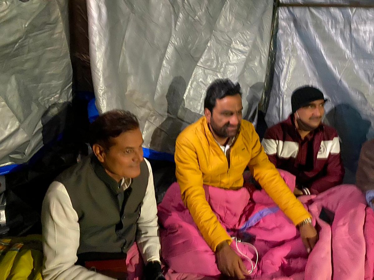 RLP__Sheshma's tweet photo. श्री @hanumanbeniwal जी आज संघर्ष जीत गए आपने 29 दिन आंदोलन में धरना दिया व 3 सदस्य पद से इस्तीफे के साथ गठबंधन तोड़ दिया था  आपका नाम इतिहास में लिखा जाएगा 
और जिन श्री किसानो ने शहादत दी उनकी शहादत बेकार नहीं गई 
उन्हें आज सच्ची श्रद्धांजलि दी गई 
जय जवान जय किसान https://t.co/UPIKByAwP7