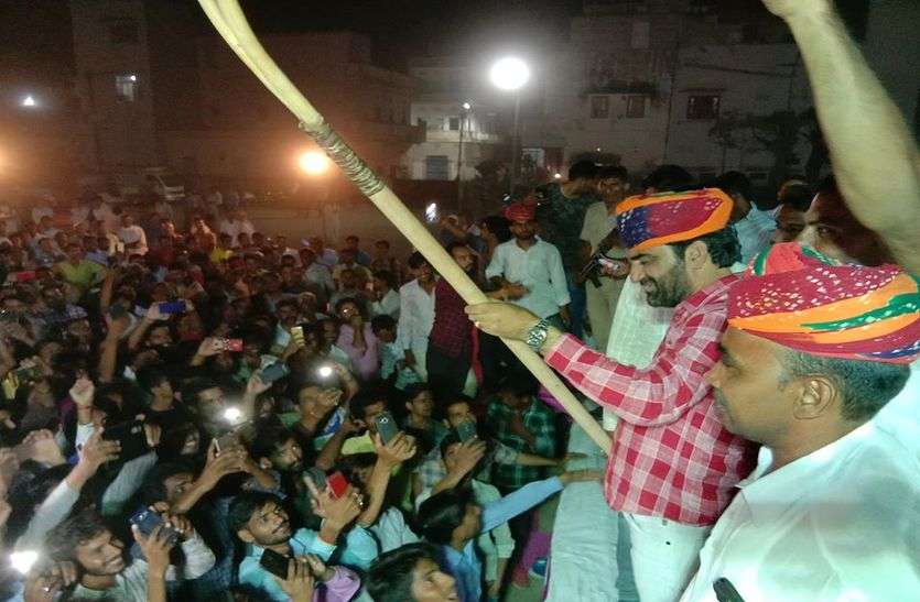 RLP__Sheshma's tweet photo. श्री @hanumanbeniwal जी आज संघर्ष जीत गए आपने 29 दिन आंदोलन में धरना दिया व 3 सदस्य पद से इस्तीफे के साथ गठबंधन तोड़ दिया था  आपका नाम इतिहास में लिखा जाएगा 
और जिन श्री किसानो ने शहादत दी उनकी शहादत बेकार नहीं गई 
उन्हें आज सच्ची श्रद्धांजलि दी गई 
जय जवान जय किसान https://t.co/UPIKByAwP7
