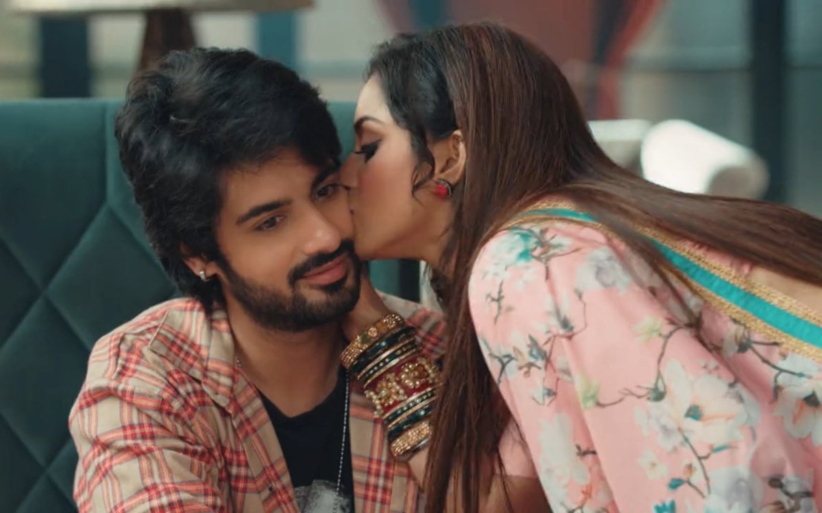 cause dairy milk says "koi bhi shubh kaam karne se pehle kuch meetha hojaye" to asli meetha banta hai bosss, cause her hubby darling is the tastiest chocolate she's ever had 🍫💋👅🥰👍

What a shubh start for the shubh First day of Dr.Preesha 🤧
#YehHaiChahatein