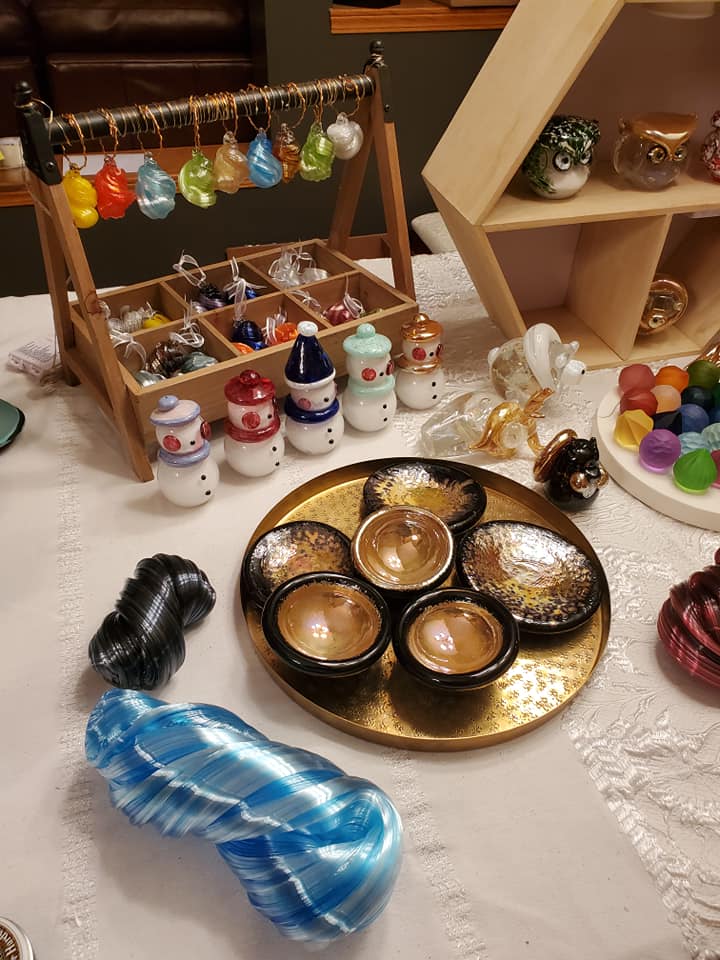 handmadehere's tweet photo. If you're looking for something fun to do this weekend come check out some local artists and their handmade goods. Get your Christmas shopping done @handmadehere amazing work by Taygan Crapo https://t.co/uOHhrUzAQm