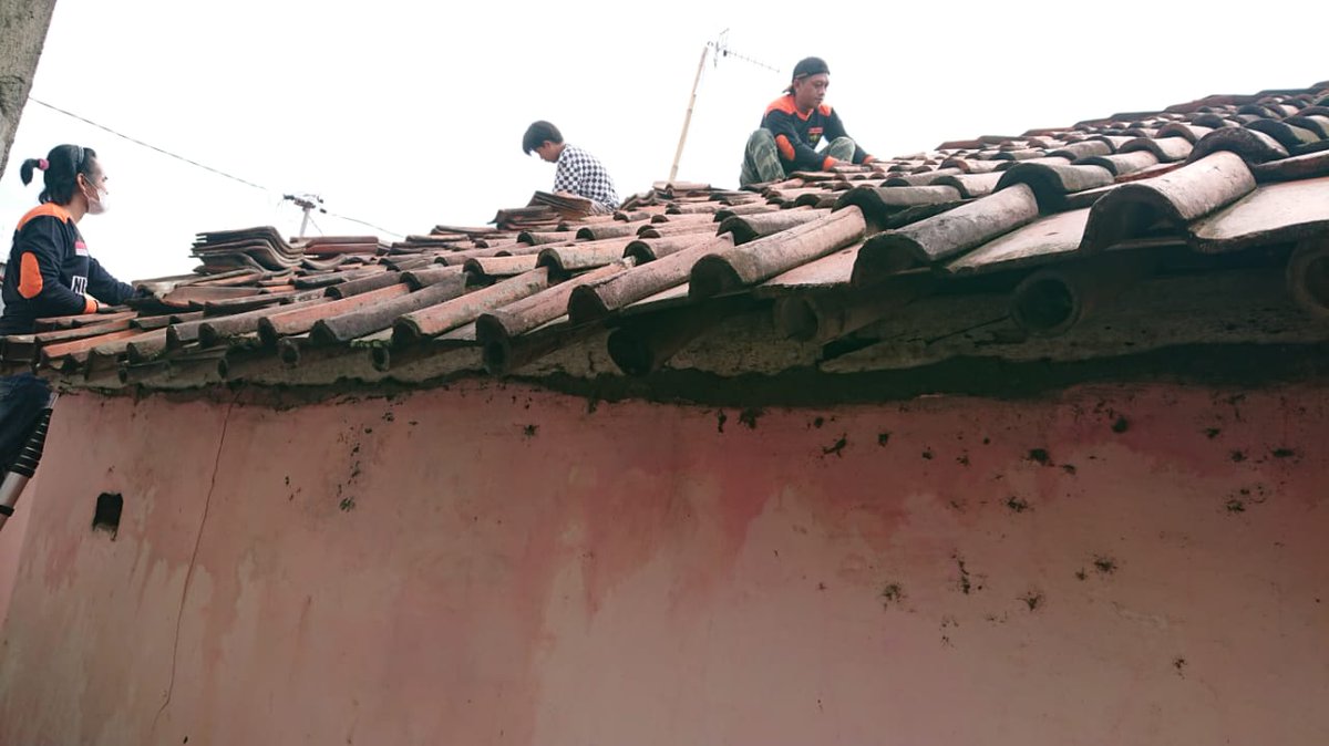 uwiewin's tweet photo. NU PEDULI Kota Tegal yang mewadahi relawan NU baik dari BAGANA, LPBINU dan lembaga Banom NU lainnya, dalam Giat Penanganan Korban Angin Puting Beliung di Ranting Peskid, TegalBarat Kota Tegal @muzamilmahmud @PPLPBINU @pwlpbinujateng @BpbdTegalKota @nucarelazisnu @nujateng https://t.co/HxB6UmlbGj