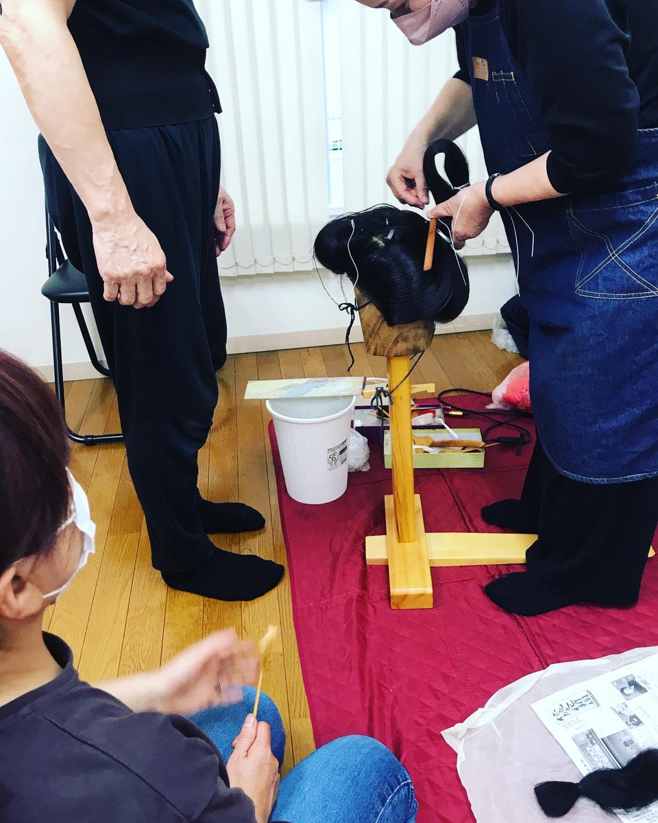 SakkouS's tweet photo. 花柳流のお師匠。長く日本髪のお稽古に参加。次回発表会に、「羽根の禿」を御弟子さんに被せたくて、その結いあげ、簪、飾りなどの説明をして、練習にいらっしゃいました。 https://t.co/NTy7KIGXLd