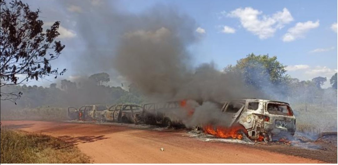 ElCordobs12's tweet image. En el Caquetá, FARC VS FARC, incineraron las camionetas del esquema de seguridad de la UNP, llevándose armamento y equipos de comunicaciones. La Paz de Santos. 👇👇👇