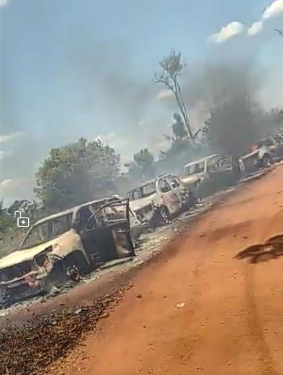 ElCordobs12's tweet image. En el Caquetá, FARC VS FARC, incineraron las camionetas del esquema de seguridad de la UNP, llevándose armamento y equipos de comunicaciones. La Paz de Santos. 👇👇👇