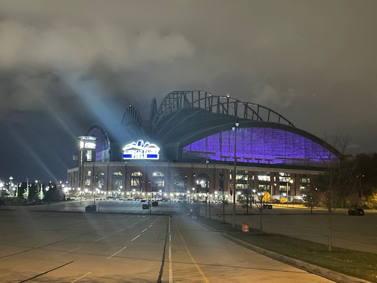 💜💜Check out the home of the @Brewers on #WPCD World Pancreatic Cancer Day. @AmFamField is decked out in purple lights to show their support! 💜💜💜
#PancreaticCancerAwarenessMonth 
@MCWSurgery @CBS58 @NatPancFdn @PanCANMilwaukee