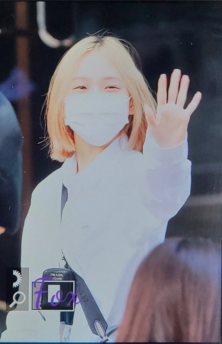 huiyeuon's tweet photo. A new preview taken by the expert, fox masternim. Semi bare-faced but I guess you can still see the smile through my eyesmiles. Anyway how are you everyone? I missed you! https://t.co/pzt41iqj14
