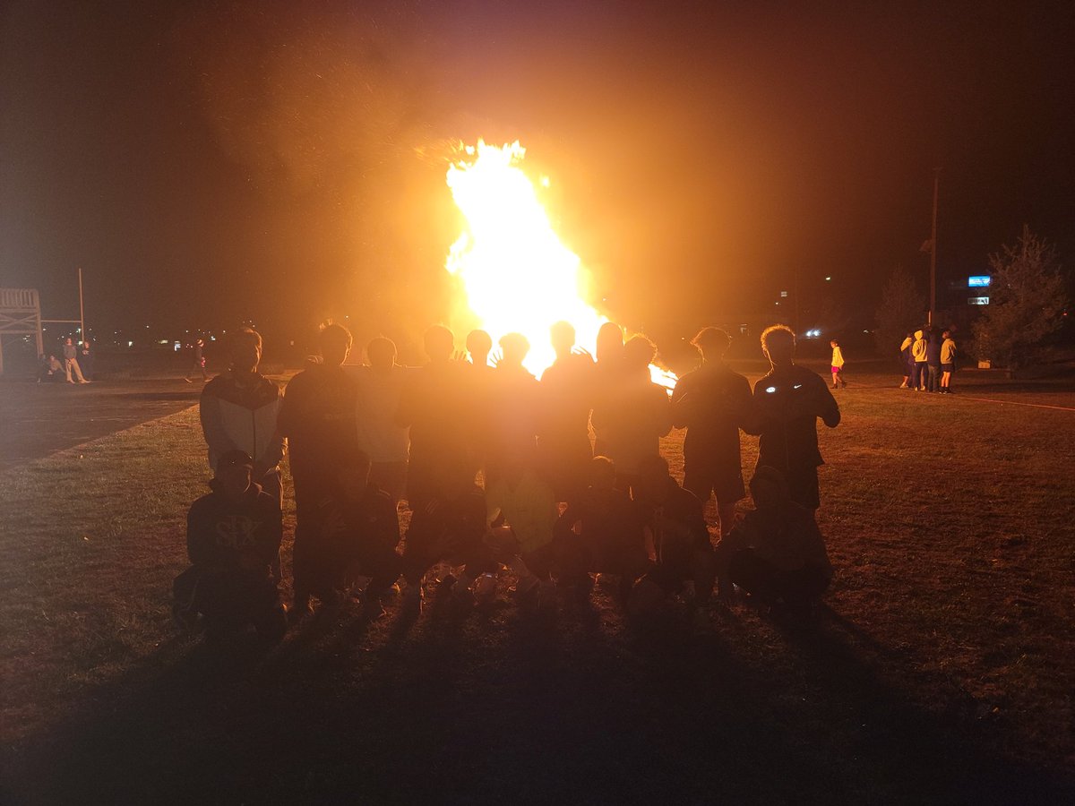 stplancersports's tweet photo. Good Luck Bonfire!!!
Take care of business tomorrow guys!!! 
#LANCERNATION
#LETSGOLANCERS
@stplancersoccer https://t.co/n3M79kiiYE
