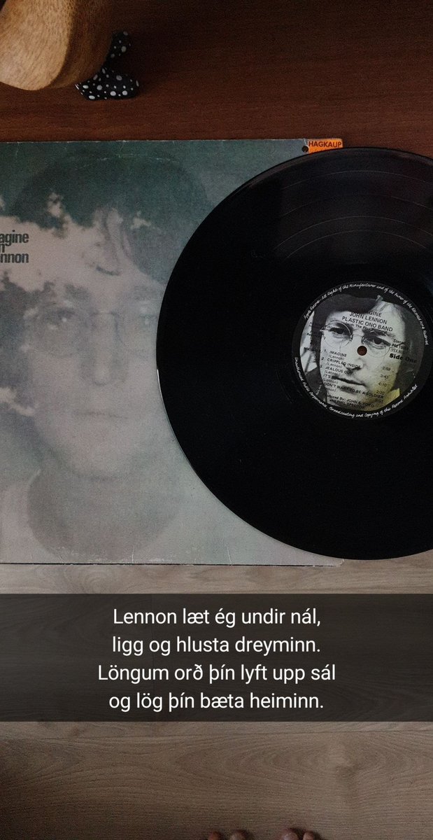 D5: Fössari í pizzugerð með syni, laugsari í fótbolta með dóttur og pottur með frúnni nærir mig eftir erilsama kennsluviku. Góð plata á fóni á sunnsa með kolsvart kaffi toppar svo góða  helgi #12dagatwitter