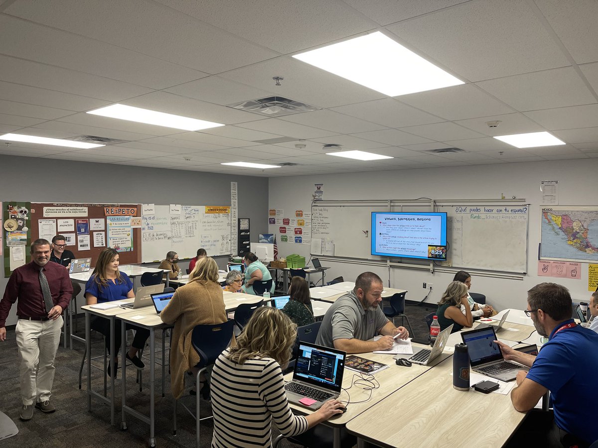 iConMPSAZ's tweet photo. #Q2iCON is off and running at Mountain View! Educators across the @mpsaz district are engaging in discussions about Smith school of inquiry, Thinking routines and writers workshop! Thank you to @RhodesMPSAZ teacher Allison Hamilton for our keynote #MPSiCON https://t.co/XuS1kpE4HM