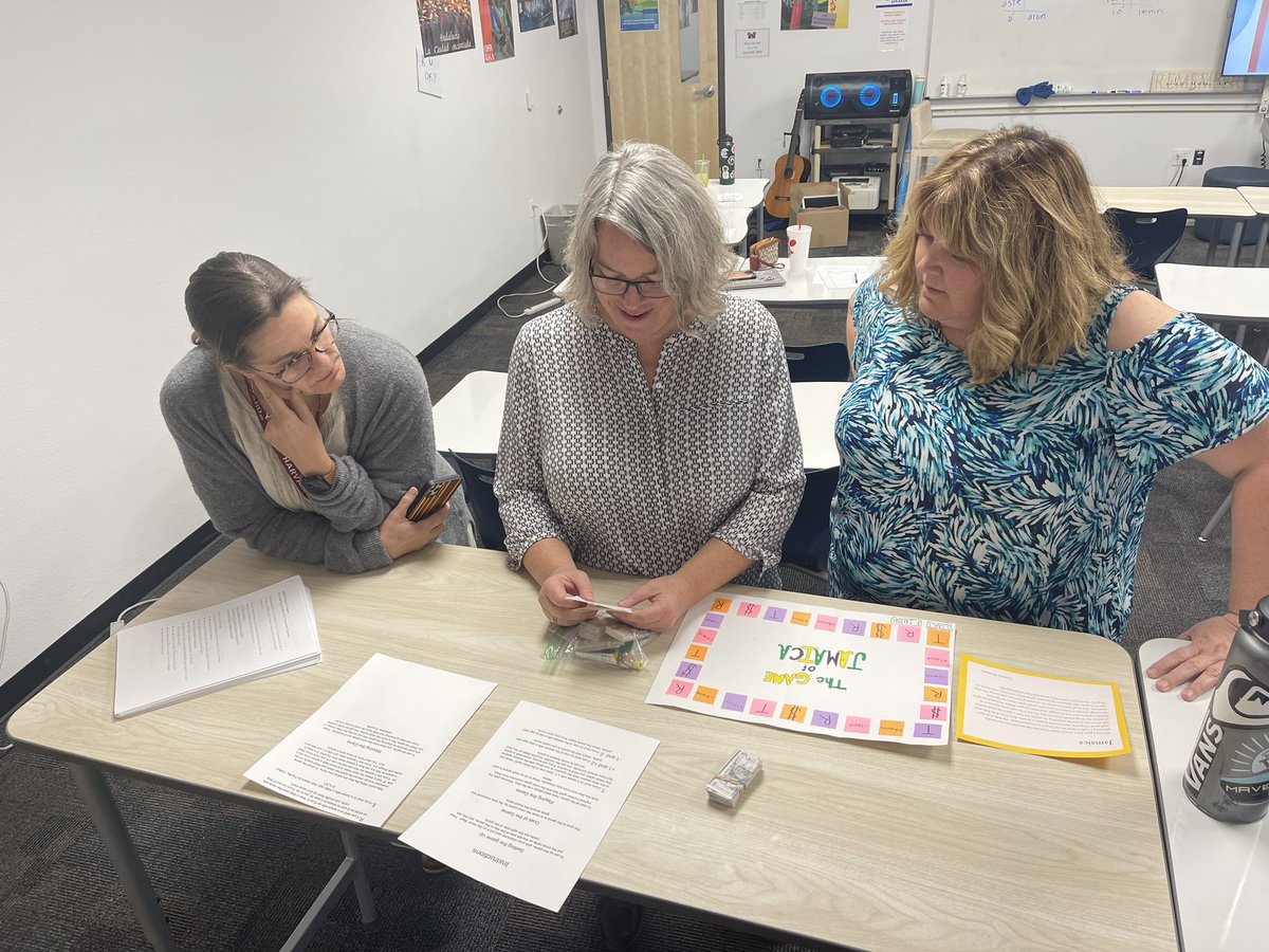 iConMPSAZ's tweet photo. #Q2iCON is off and running at Mountain View! Educators across the @mpsaz district are engaging in discussions about Smith school of inquiry, Thinking routines and writers workshop! Thank you to @RhodesMPSAZ teacher Allison Hamilton for our keynote #MPSiCON https://t.co/XuS1kpE4HM