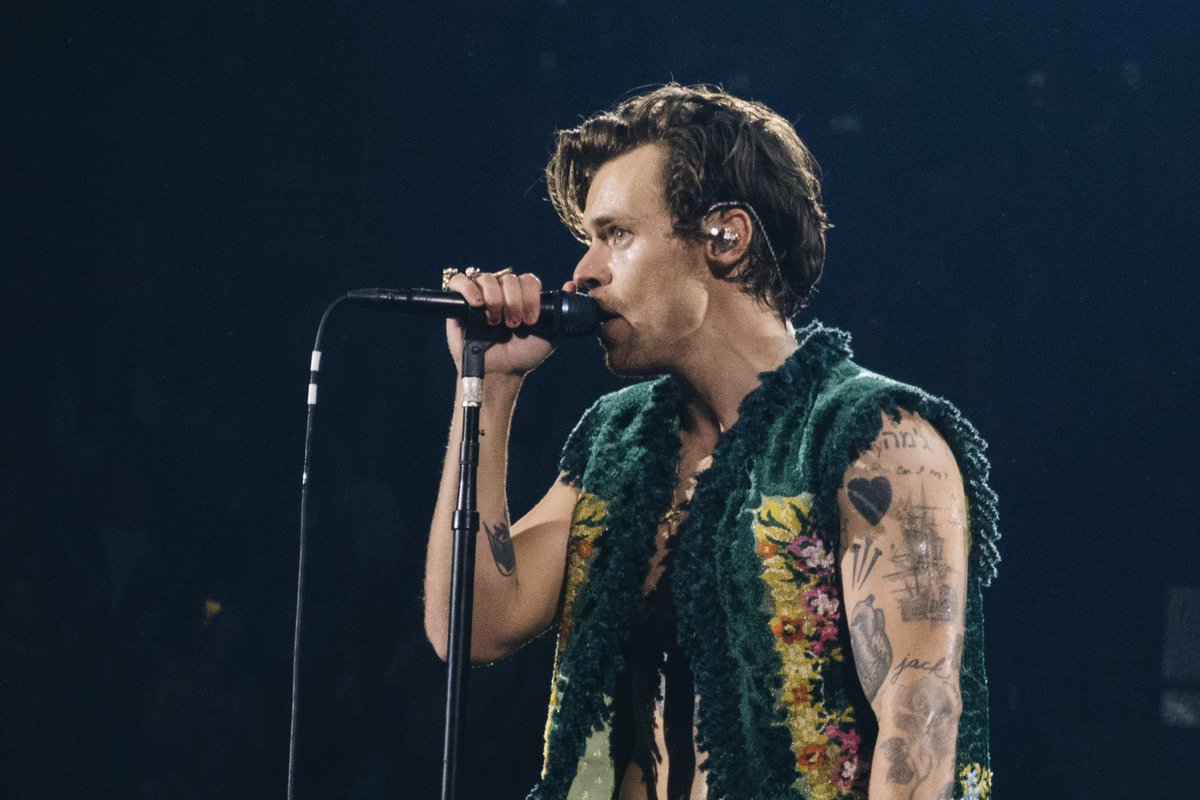 janewallin's tweet photo. Harry Styles | Los Angeles, CA | Nov 17, 2021 

@Harry_Styles @HSHQ #HarryStyles #HSLOTLA #LoveOnTour #HSLOT #LoveOnTourLA https://t.co/nGu95Zqixp