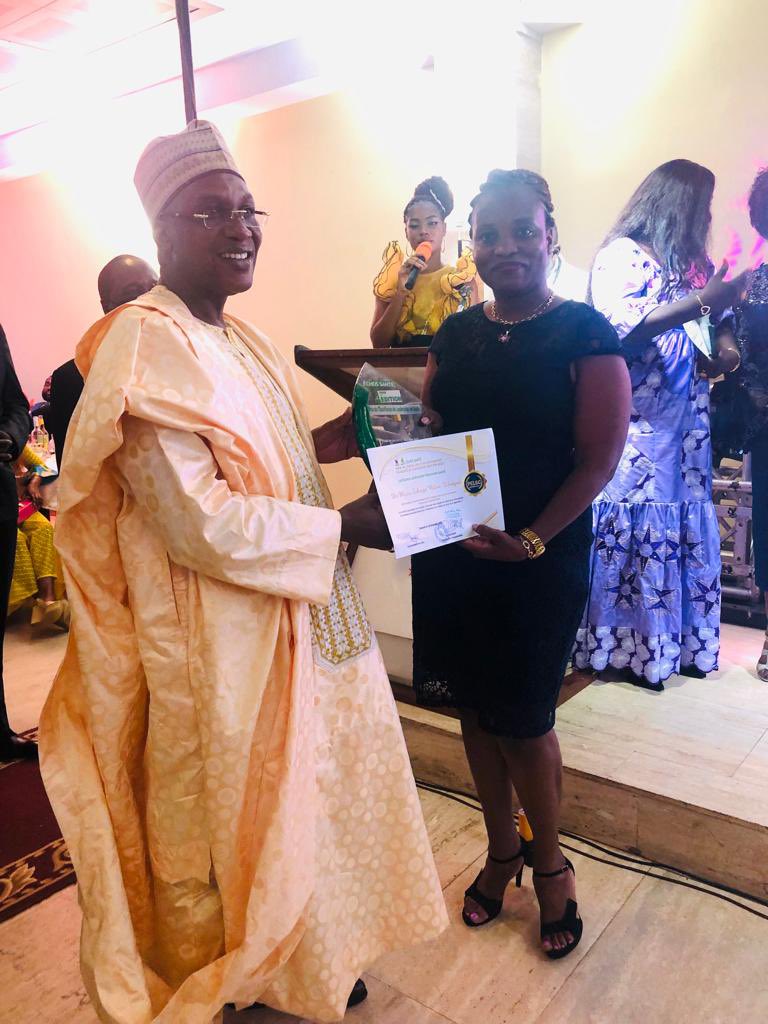 DrNdom's tweet photo. Honorée de recevoir le 2ème prix du leadership féminin en santé, décerné par ECHOSANTE. Merci au Journal Echos Santé 

Je dédie ce prix à toutes les femmes qui allient avec dextérité vie professionnelle et vie familiale au prix de nombreux sacrifices. https://t.co/l6fycH4blR