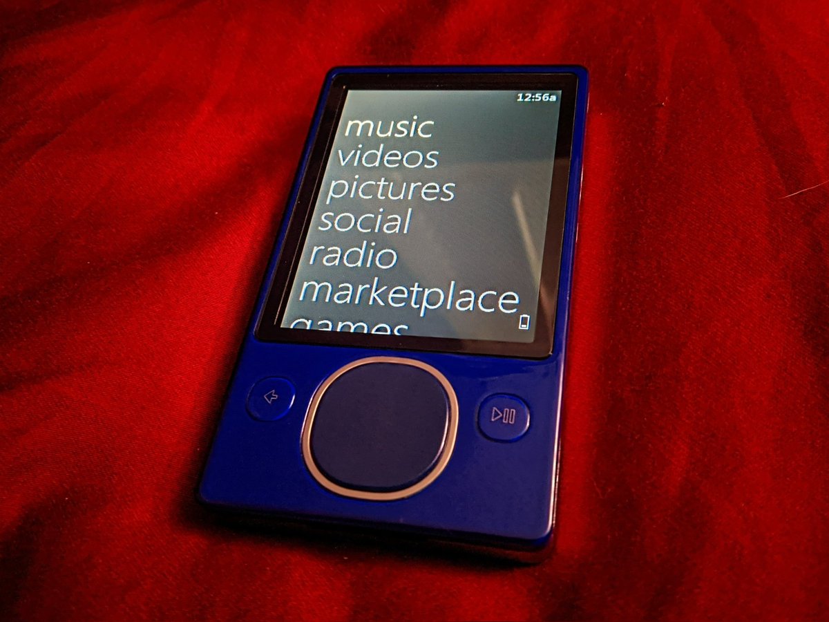 TheHatMan70's tweet photo. What a beautiful color. This is my new Z2H-120, in blue! Quite a rare find. It was painful to open and get working but it's alive and well now. Its name is BlueBerry. 

#Zune #Zune2 #Microsoft #MicrosoftZune #MP3Player #Music #Blue #ZuneOriginals https://t.co/XyvWfmx9q2