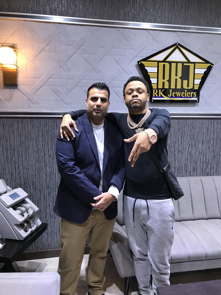 Twoineyy's tweet photo. I Canβt Hang Around Yβall No More I Went Prezi First Watchβ¦ π€©π€ͺ ASK VINNY @rkjewelers #BAGSZN ππ¦
#SouthWestT βοΈπ https://t.co/lcaT5NzUcj