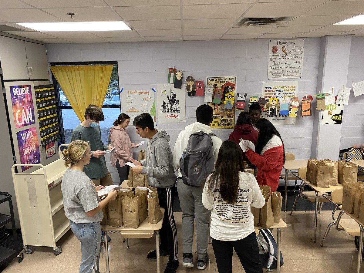 hhsclimate1's tweet photo. The SCLT was thrilled to bring back #GratitudeGrams for Thanksgiving 2021. Showing others we are thankful always creates a more positive school climate! @co_sumner @BobCotterHHS @JazzyJaskot @idesignforreal @J_Fitz_SCS https://t.co/Gqi7TZwjFp