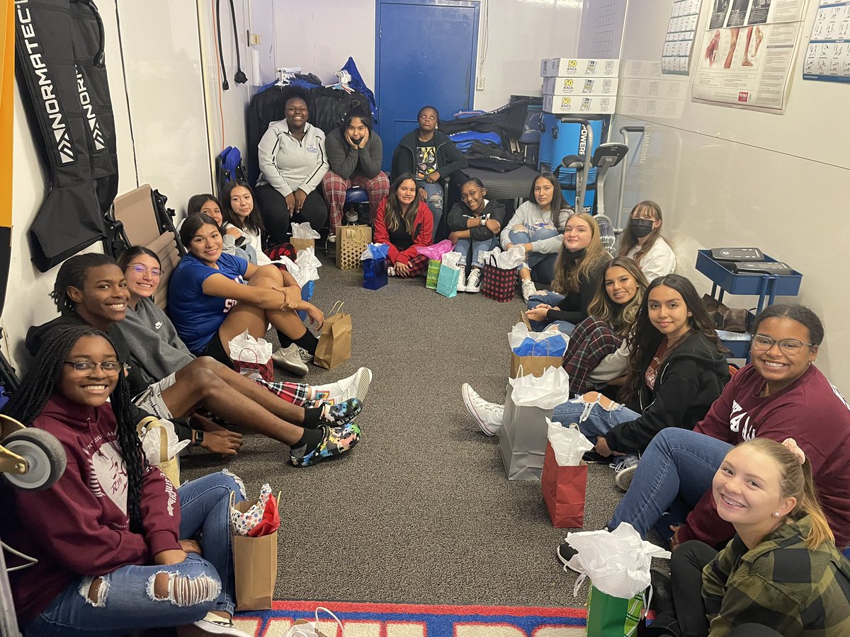 thssportsmed's tweet photo. Thankful Sock Giving... ATS &amp; Filmers had a sock exchange; also bought socks to donate to Feed My Sheep in Temple. #TempleProud 💙 @OttTempleISD @THSPrincipal_JM @CoachStew_TTR @CoachPrentiss @leblanc_coach @templewildcats @_wransleben https://t.co/mQPCmm9Qyl
