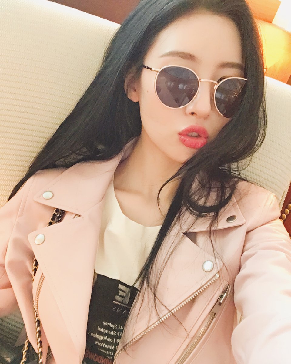 satinetwt's tweet photo. ୨.✧ ℰnjoy my 𝚜𝚙𝚊𝚛𝚔ling_𝑡𝑢𝑛𝑒𝑠! 💋 ⊹.୧
My dream? The #1stMoonversary! 💐💗 Estas bebitas cumplen un año donde solamente no hicieron más que enamorarme, y por eso caigo una vez más ante sus pies mientras #MymoonStream it's on, and on and on! (づ ᴗ _ᴗ)づ♡ https://t.co/nyBRHtgxAO