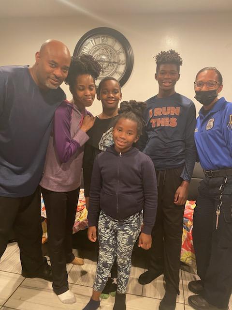 NYPD113Pct's tweet photo. The Williams Family was honored today by Dinner on Blue sponsored by #R.A.Y.N.E. The Williams Family takes pride in their community and their education. Their dedication never went unnoticed. #DinnerOnBlue #ThisIsWhatWeDo NYPD Community Affairs #PBQS https://t.co/CsFUFV6H92