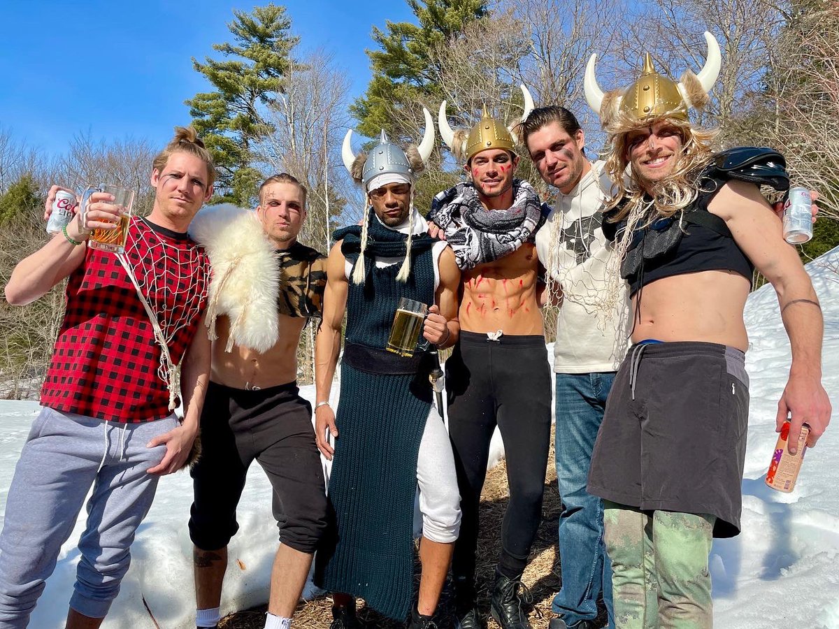imkylecooke's tweet photo. We dem Vikings 🍗 #BroHouse #WinterHouse #bravo #bravotv #summerhouse #southerncharm https://t.co/ykLpGNcJfn