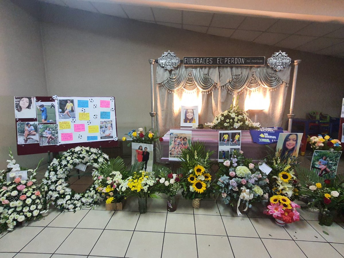 noticias4vision's tweet photo. ¡Luto! 

Familiares y amigos velan los restos de la futbolista Jimena Granados, quién desapareció el pasado 24 de octubre en la colonia Quezaltepec de Santa Tecla. Mañana le darán el último adiós. #N4V 

Vía @Damarisgomeztcs https://t.co/QavVQegRpS