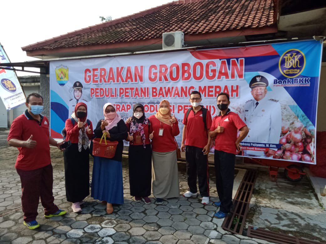 disdikgrobogan1's tweet photo. Kadin Amin Hidayat bersama dengan seluruh karyawan Dinas pendidikan ikut dalam aksi peduli petani bawang merah, Semoga dpt meringankan sedulur-sedulur tani dan menambah semangat petani tetap menjalankan usaha taninya https://t.co/2g2inkFLOm