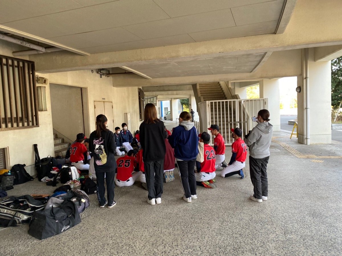 Baseball_SIU's tweet photo. 11.17 西日本大会準決勝
VS大和大学

2-5 ●

初戦同様、中村日田の投手リレーも、相手の強力打線や味方のエラーで5失点。
打線も9回に意地の粘りを見せるが1歩及ばなかった

これにて3年生は引退

来年は1、2年生がこの悔しさを晴らしてくれるでしょう！
3年生お疲れ様でした！！ https://t.co/1IfdRBBkhz
