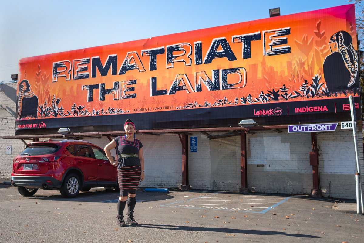 forfreedoms's tweet photo. REMATRIATE THE LAND

"This billboard is dedicated to the Indigenous women led-work to return land to Indigenous people."—@corrina_gould and Inés Ixierda 

Powered by #ForFreedoms #LANDBACK @ndncollective @indigenaio https://t.co/QgM0I3TJIV