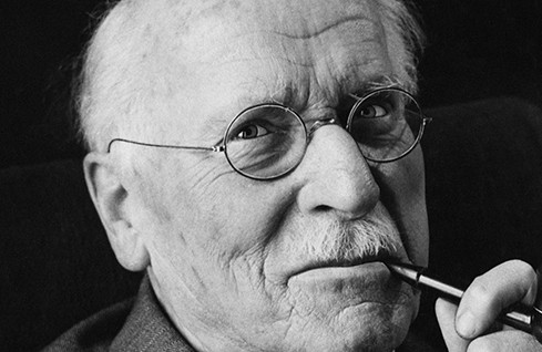 fuedicho's tweet image. "La soledad es peligrosa. Es adictiva. Una vez que te das cuenta de cuánta paz hay en ella, no quieres lidiar con la gente". 
Carl Gustav Jung
#Fuedicho