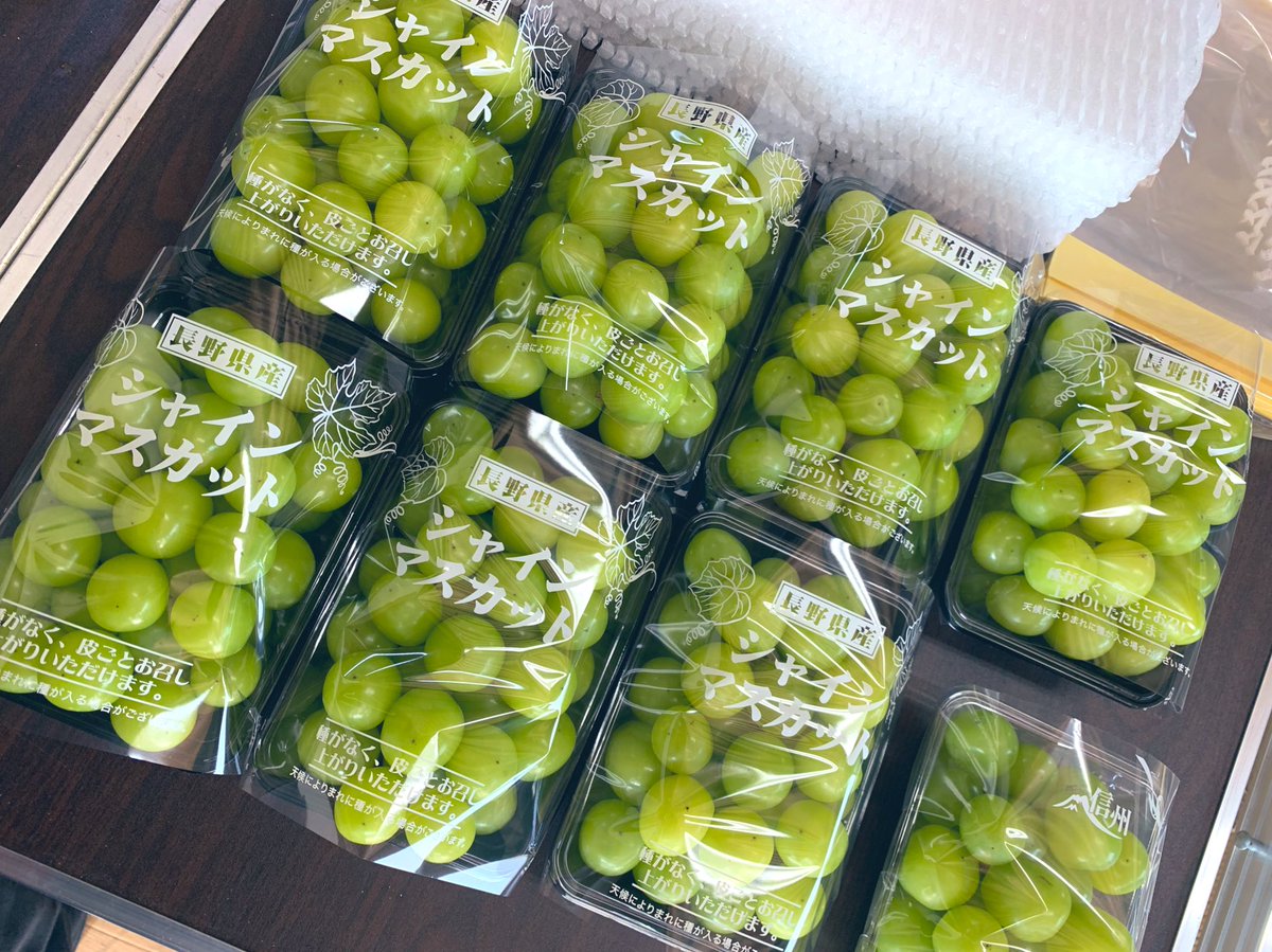 2100housekibako's tweet photo. 皆さんおはようございます☀️
今日も朝から冷蔵貯蔵の『追熟シャインマスカット』を梱包➡️発送作業を進めています🎁

先週末からたくさん出荷したので専用冷蔵庫のシャインマスカット達もかなり少なくなってきました（ ;  ; ）🍇
今シーズンも最後まで丁寧な梱包発送作業を心がけてラストスパートです💪 https://t.co/uSEK6ZVmcT