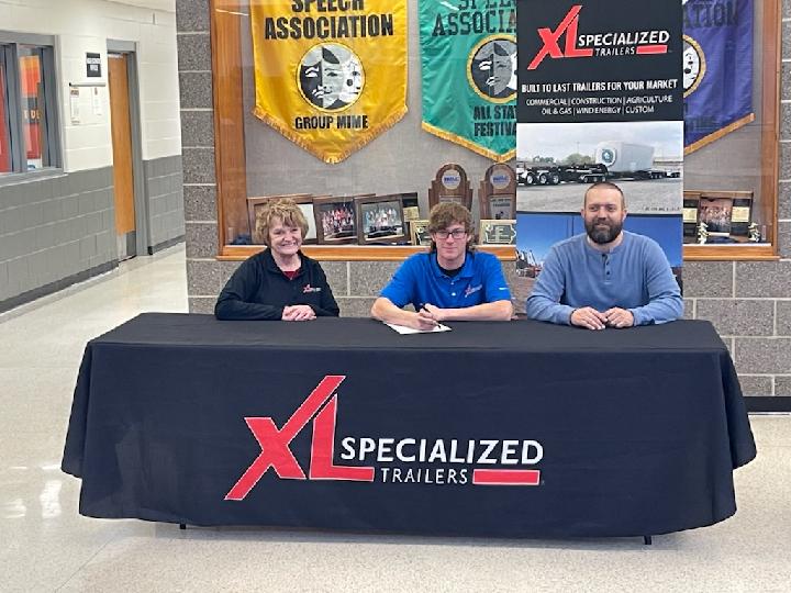 Congratulations to our newest apprentices on their signing day! #WDHawks #NAW2021