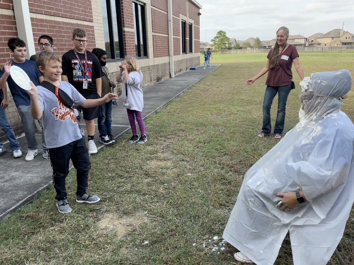 MistyMisty6196's tweet photo. The kids got to pie their principal today as part of their fundraiser reward. Hearing their principal say, “if one kid goes home today and says how much fun they had it was worth it’ reassures me that my kids are exactly where they need to be.#LPGreatThings #ItsABayshoreThing https://t.co/A0NocyY21c