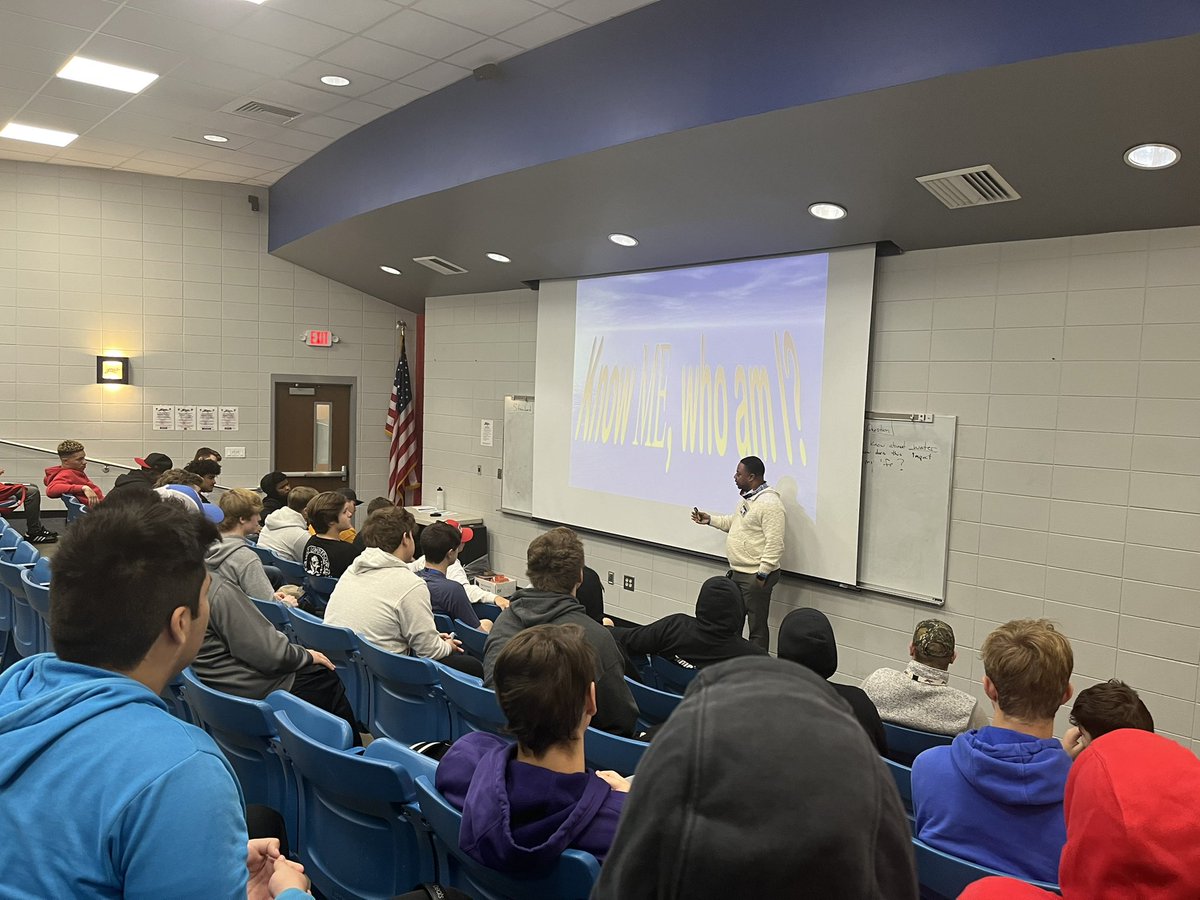 ReggieShaw77's tweet photo. Appreciate Mr. Gray pouring into the guys this am! #ValuesBasedDecisionMaking https://t.co/s6Fdi5qG0P