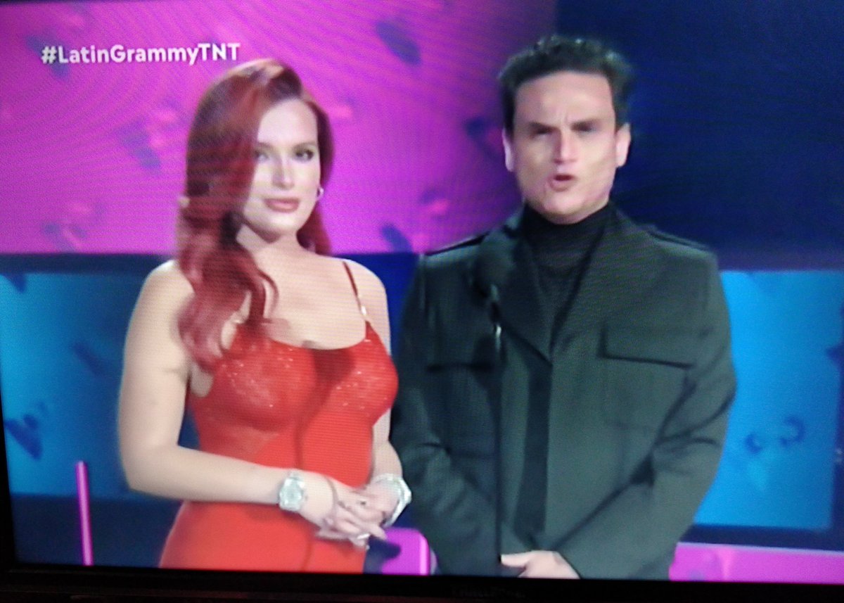 powerfullwitch_'s tweet photo. lo más random que verás hoy, silvestre dangond con bella thorne 
https://t.co/5bRmvVC4wi