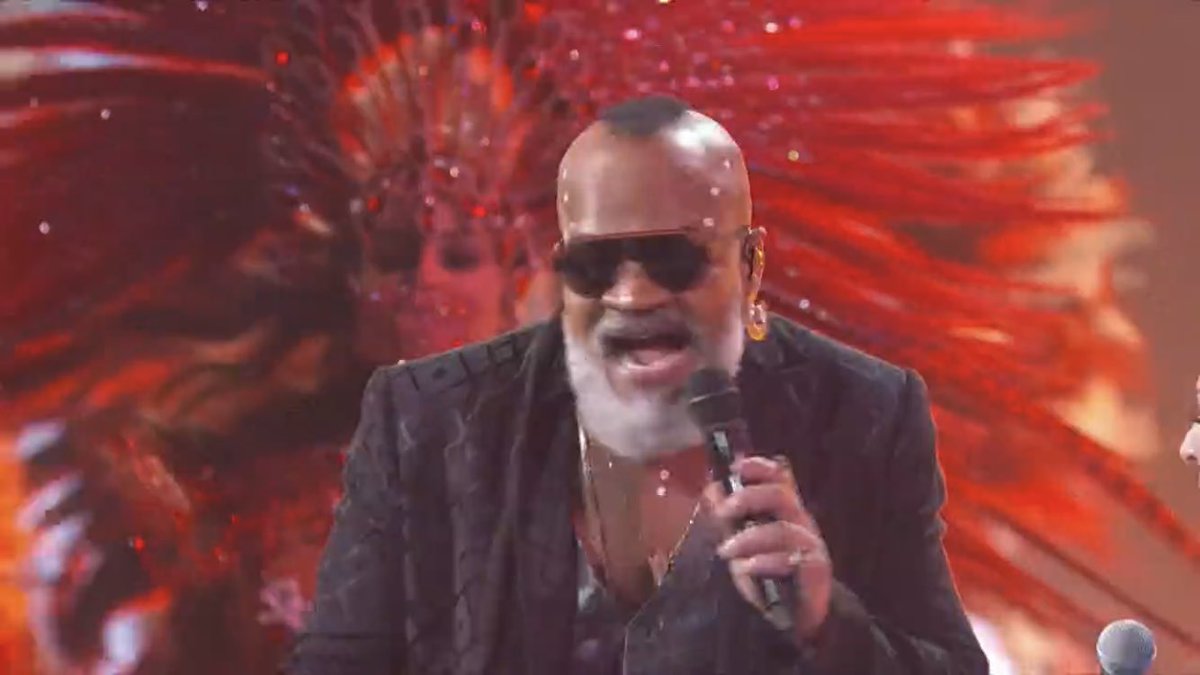 tracklist's tweet photo. O #LatinGRAMMY já começou com essa linda festa brasileira comandada por Carlinhos Brown e Anitta cantando a música “Magalenha” 🇧🇷 https://t.co/cFUfNJaHbt