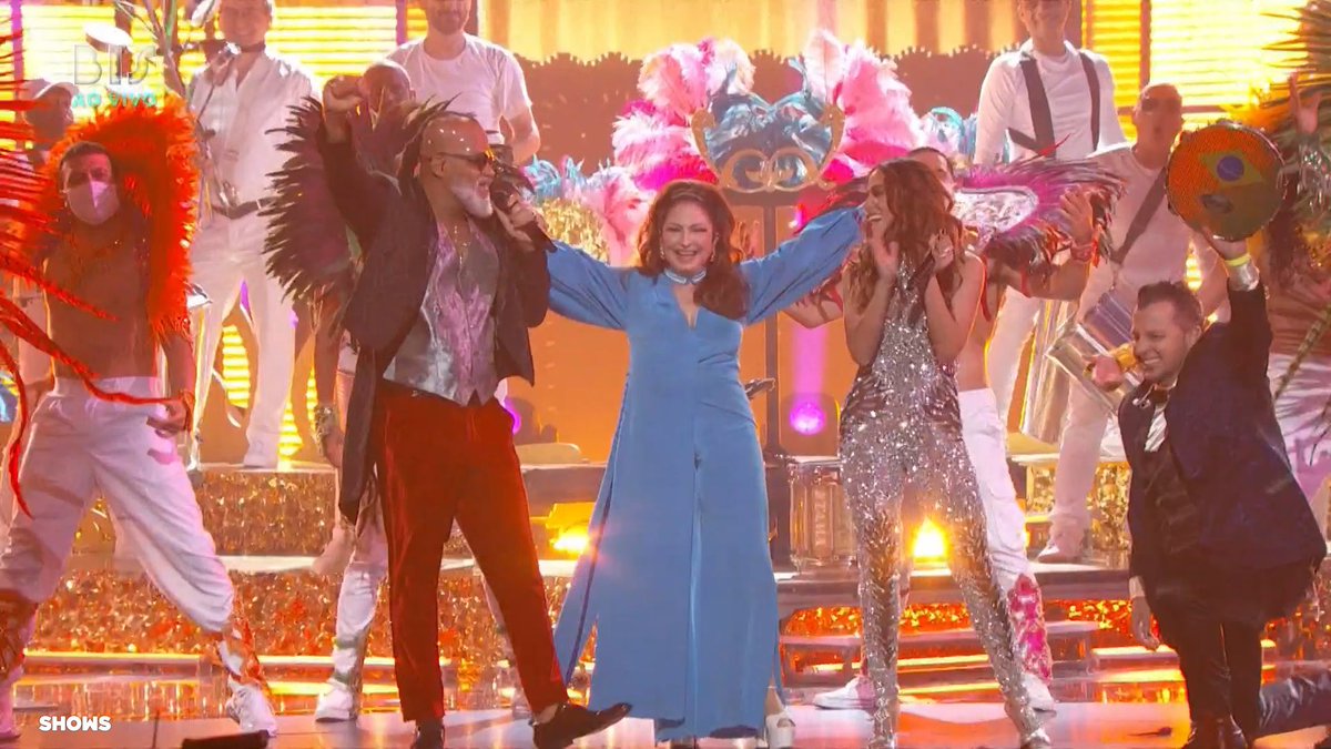 tracklist's tweet photo. O #LatinGRAMMY já começou com essa linda festa brasileira comandada por Carlinhos Brown e Anitta cantando a música “Magalenha” 🇧🇷 https://t.co/cFUfNJaHbt