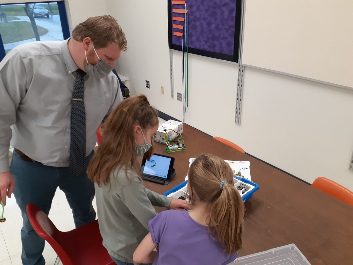 PCS_Elementary's tweet photo. In cooperation with the Genesee Valley Boces, our 2nd graders had STEAM day, which focused on the life of bees. These enrichment activities included computer-based Lego robotics, building bee habitats, and the recording of short films using green screens. https://t.co/oFoVU4QkMd
