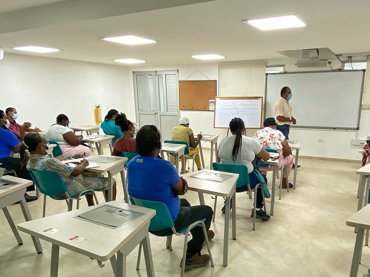 El SENA San Andrés  en apoyo a la Secretaría de Turismo de la Gobernación Archipiélago de San Andrés Providencia y Santa Catalina  iniciaron el proceso de formación complementaria en Manipulación de Alimentos con las mujeres raizales que conforman la Asociación de Fair Tables.