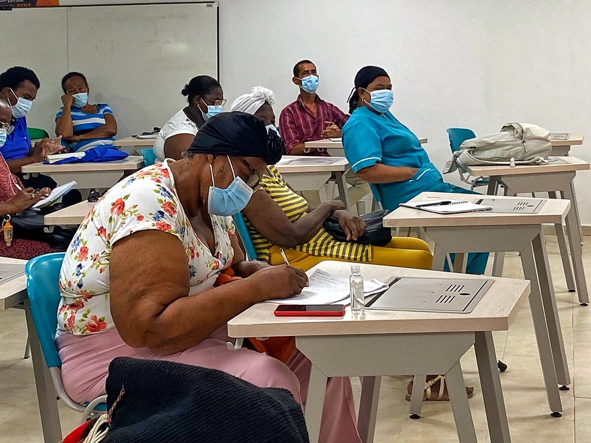 El instructor William Hooker Gómez es el encargado de enseñar a nuestras matronas de la cocina isleña, la manera adecuada en la que se deben preparar los alimentos y la importancia de cumplir estas normas al momento de ofrecer un servicio al público. 

#HechoEnElSENA