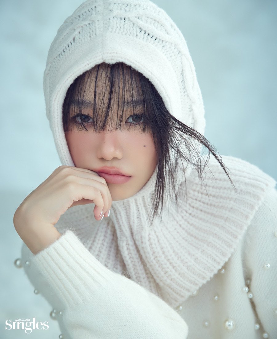 prettyjoyul's tweet photo. Jo Yuri for Singles Magazine Korea December 2021 Issue! Yasss💙😍

#YURI #조유리 @JOYURI_offcl https://t.co/USLmXxJNEw