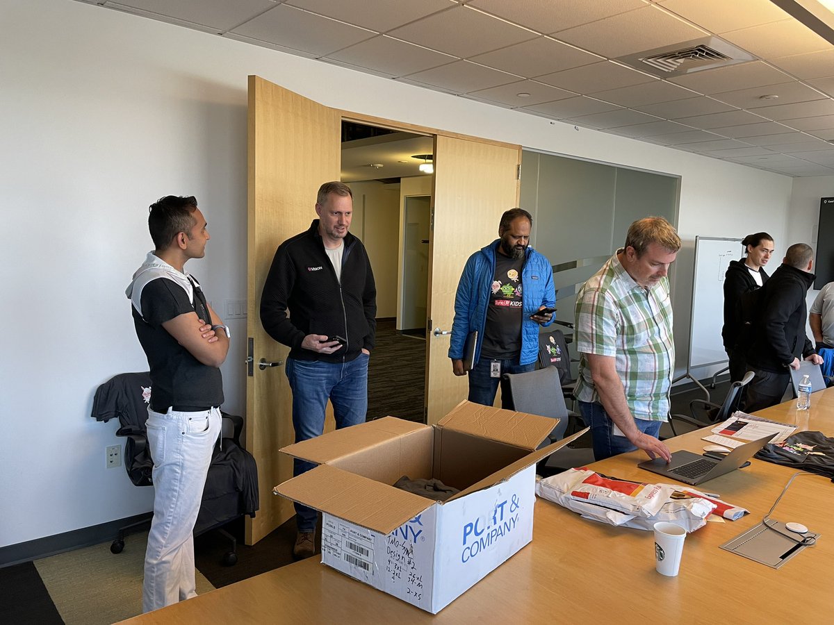 Can’t pass up a little celebration with my team! So proud of them and all the great work that’s gone into our SyncUP KIDS watch! #SyncUPKids <a href="/TMobile/">T-Mobile</a>