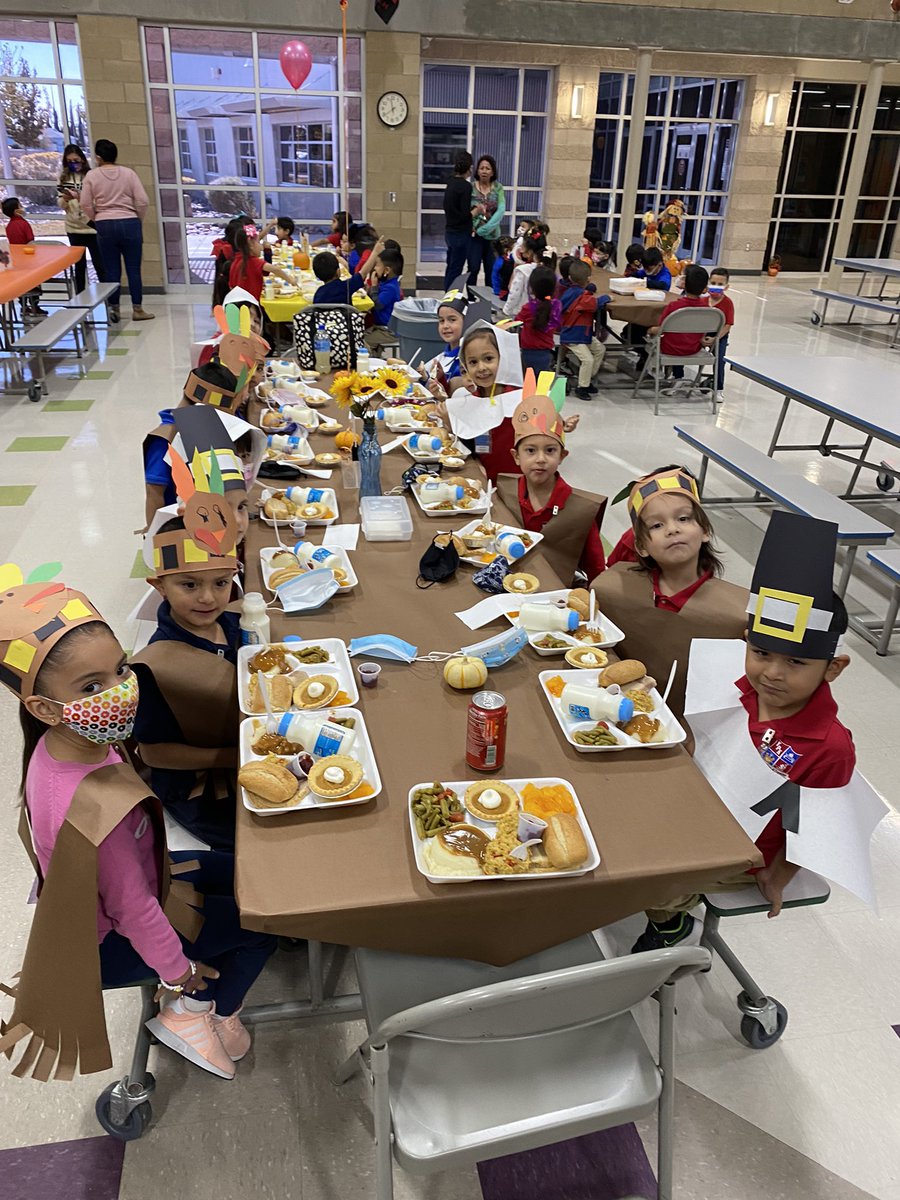 angelical7's tweet photo. Thanksgiving lunch with my Burbujitas was a success 🦃 🥘 #happykids #llegoelpavo https://t.co/lCw0yFFTZ7