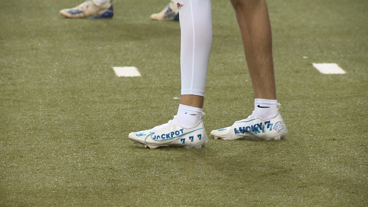 I would like to take this moment to admire <a href="/VMFootball_/">Van Meter Football</a> Ganon Archer's shoes. Archer really leans into being number 7 for the Bulldogs. #iahsfb