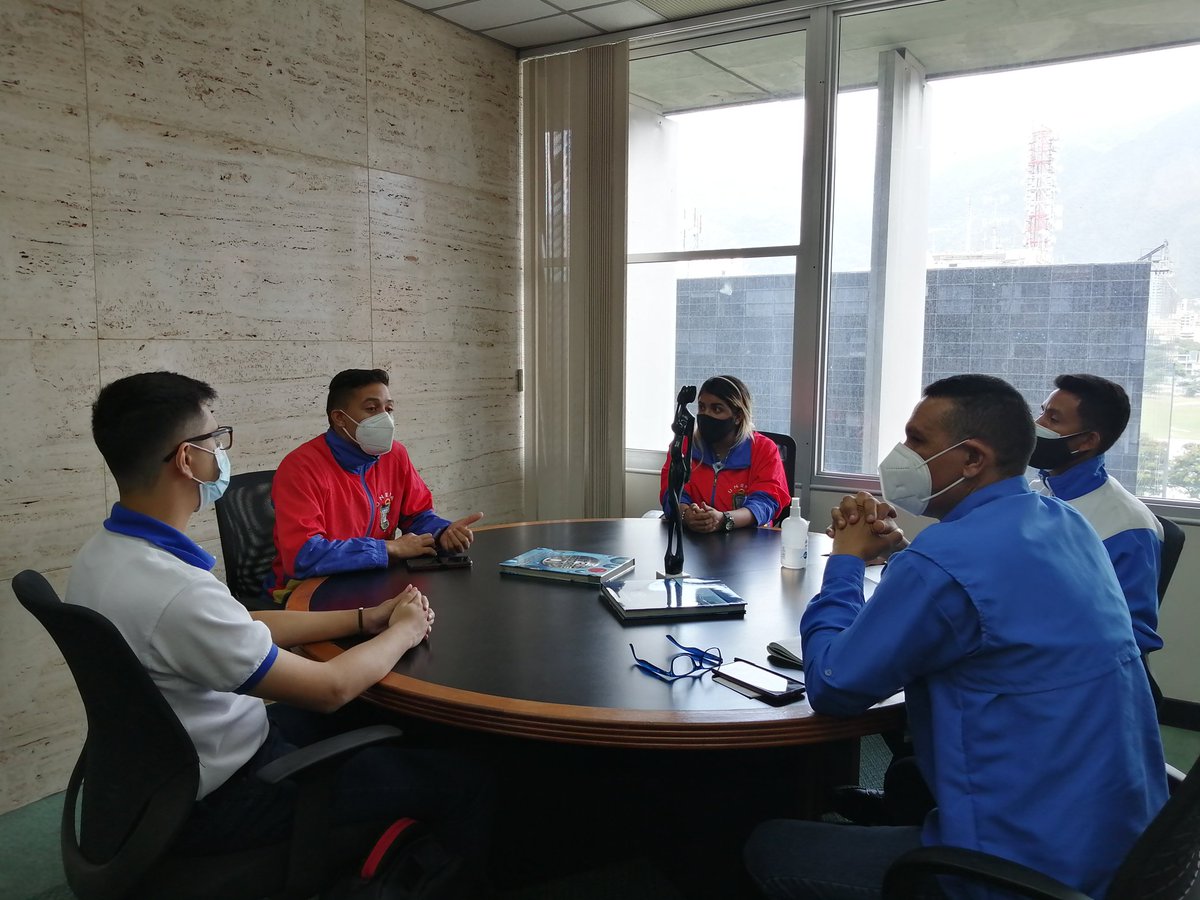 Unefa_VEN's tweet photo. #EsNoticia #18Nov Coordinador del Comité del Gestión de Políticas Estratégicas de la Unefa, CN Santiago Páez se reunió con los estudiantes del CEPPU, con el fin de crear estrategias que fortalezcan a la comunidad estudiantil https://t.co/e5Prev1z2K