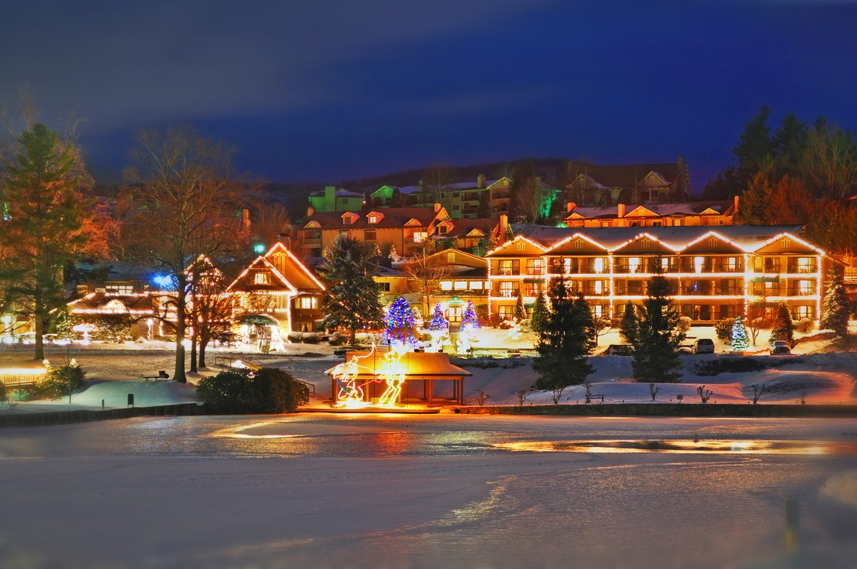 SDosier's tweet photo. .@Chetola_Resort Festival of Lights begins the day after Thanksgiving, goes thru January. See what's new: https://t.co/zZewiGP10T #BlowingRockNC #holidaylights #DKCGclient https://t.co/pX0h4YSOZl
