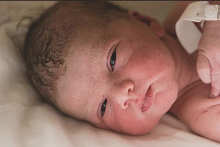 Chay Suede e Laura Neiva anunciaram o nascimento de José, novo filho do casal, que veio ao mundo ontem 🥺
