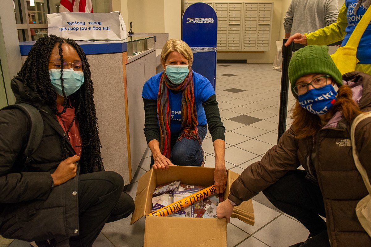 Our all-star delegation entered the Prudential to deliver  postcards from hundreds of customers to <a href="/EversourceMA/">Eversource MA</a>, each postcard a conversation on why we want #NoMoreGas in our future #CleanHeatNow #Race4CleanHeat #MassPoli <a href="/MOF_Mass/">Mothers Out Front Massachusetts</a> <a href="/MassClimate/">Massachusetts Climate Action Network</a> <a href="/XRBoston/">Extinction Rebellion Boston 🐝⌛🦋</a> <a href="/MassAGO/">AG Andrea Joy Campbell</a> <a href="/MassDOER/">MassDOER</a>