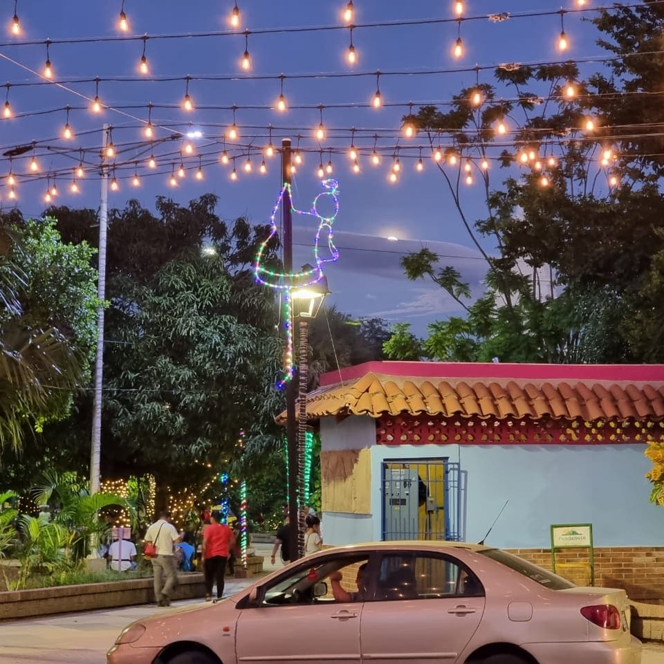 Atardecer en nuestro parque 16 de julio Estelí, iluminado por la Luna Llena.
#PazyBien 
#EsteliEnVictorias