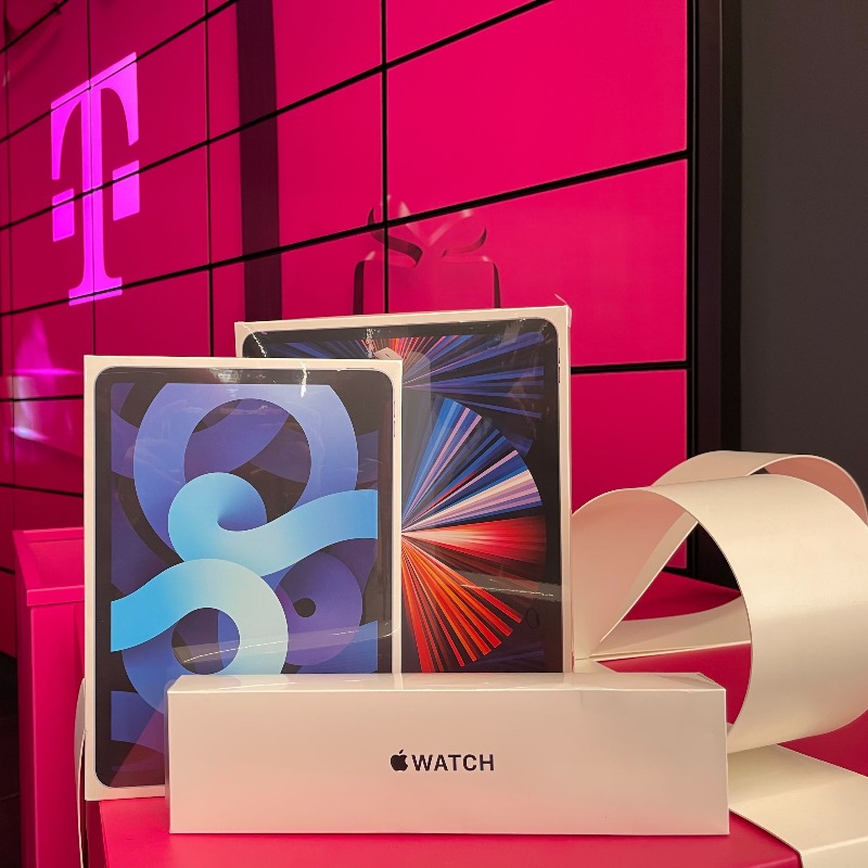 JonFreier's tweet photo. 🚨 Today isn’t just any Friday, it’s #MagentaFriday! No need to wait a week or break the bank… holiday season at @TMobile is officially underway and we’ve got deals for EVERY customer on ANY plan. Start your holiday shopping now!