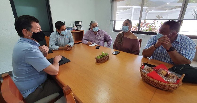 LFSalasR's tweet photo. Agradezco la visita del Arq. @apadillah Director de la @CEASTabasco y su equipo de trabajo, con quienes el #EquipoCAPAZ tuvimos la oportunidad de compartir e intercambiar estrategias y acciones en pro de la mejora de los servicios de agua y saneamiento. https://t.co/aRWBcyM57d