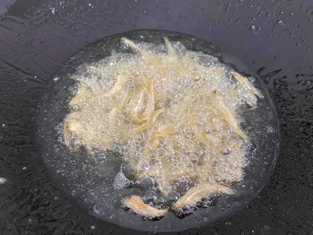 DailyMakan's tweet photo. Resepi Nasi Goreng Sotong 🍚🦑

Bahan-bahan:
Bawang merah
Bawang putih
Lada merah
Sedikit cili padi hijau
Ikan bilis
Telur
Garam
Ajinamoto
Serbuk kunyit
Sotong
Nasi

Cara-cara:
1. Tumbuk bawang merah, bawang putih, lada merah dan sedikit cili padi hijau. https://t.co/PLubuCxghR